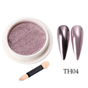Gros plan sur la poudre d'ongles miroir violet clair avec applicateur éponge