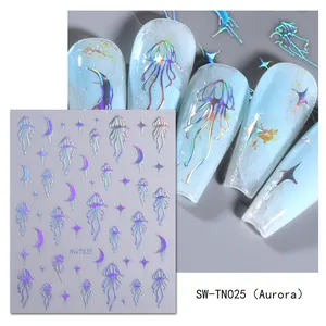 Détail de stickers à ongles holographiques aurora avec méduses argentées et étoiles