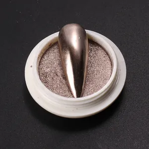 Détail macro de poudre à ongles métallique avec effet miroir et finition chrome sur ongle
