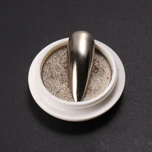 Gros plan détaillé de la poudre miroir champagne pour ongles avec fini métallique chic