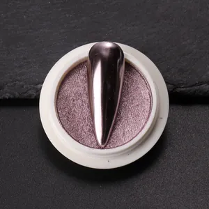 Détail macro de poudre à ongles miroir or rose avec échantillon à effet chrome métal