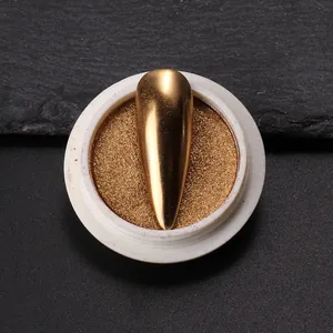 Détail de la poudre à ongles miroir doré avec un effet de finition chromée brillante