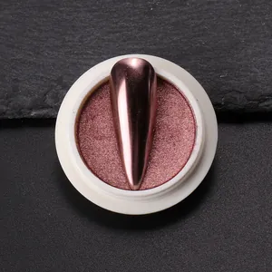 Vue macro de la poudre à ongles chrome or rose avec effet miroir métallique