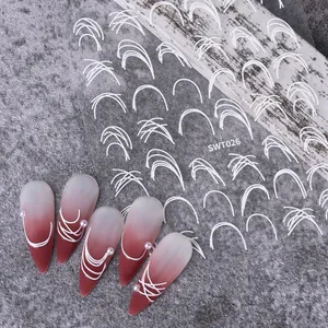 Gros plan de stickers autocollants blancs géométriques sur ongles dégradés bordeaux
