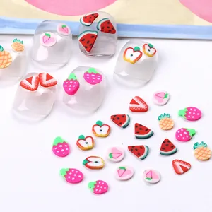 Macro di decorazioni per unghie a forma di frutta 3D su unghie finte con fragola e anguria