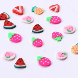 Vista macro di fette di frutta colorate in argilla polimerica per nail art e artigianato fai-da-te