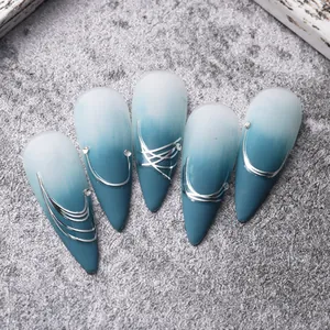 Faux ongles stiletto dégradé bleu et blanc avec lignes argentées et petits strass fins