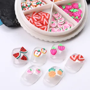 Dettaglio di fette di frutta in pasta polimerica per nail art in scatola e su unghie