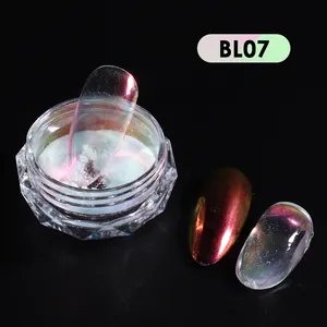Makroaufnahme von BL07 Aurora-Nagelpulver mit Chamäleon-Effekt auf schwarzem Grund