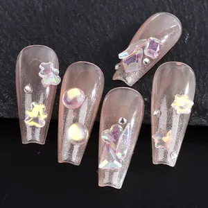 Macro de uñas largas estilo ataúd con osos aurora 3D y adornos holográficos brillantes