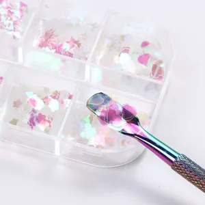 Makroaufnahme von Aurora AB Nagel-Pailletten Set mit Formen und Profi-Pick-Werkzeug