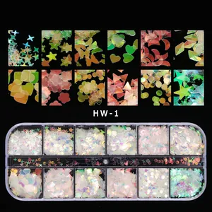 Makro-Detail von 12-Raster-Nagelglitzer-Set mit irisierenden Sternen und Herzen
