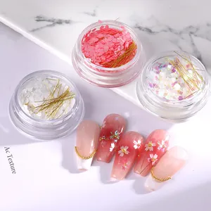 Vista dettagliata di paillettes per unghie a ciliegio con filo d'oro per nail art floreali