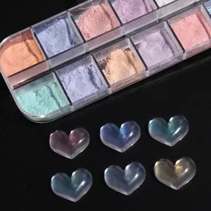 Irrisierendes Aurora-Nagelglitzer-Set mit herzförmigen holografischen Nagelanhängern