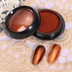 Gros plan de poudre à ongles chromée bronze avec effet miroir sur les faux ongles