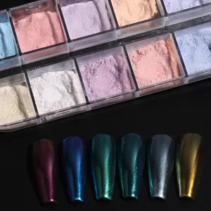Makroaufnahme von 12-Farben Nagelglitzer-Set mit Aurora-Spiegeleffekt und Chrom-Finish