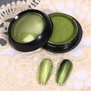Détail de la poudre à ongles miroir chrome vert olive avec effet métallique brillant