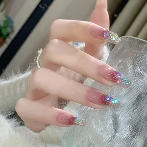 Uñas trapezoidales con degradado rosa, brillo aurora y detalles de diamantes brillantes