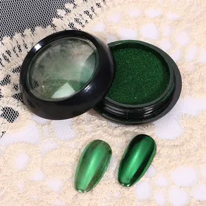 Détail de la poudre à ongles chrome vert avec finition métallique vibrante sur faux ongles