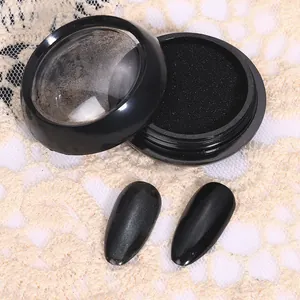 Détail macro de poudre à ongles chromée noire avec effet miroir scintillant sur nuanciers