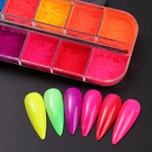 Neon-Nagelglitzer-Set mit farbigen Mandelnägeln auf einem matten Hintergrund