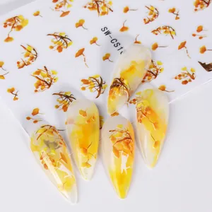 Dettaglio di unghie lunghe a punta con adesivi di foglie di ginkgo giallo SW-CS10