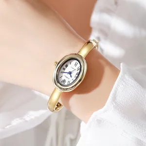Elegante reloj de brazalete ovalado dorado para mujer con esfera romana blanca