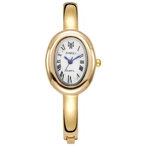 Elegante reloj de brazalete ovalado dorado con esfera blanca y números romanos