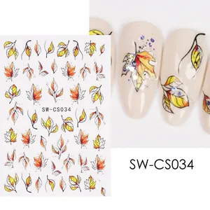 Dettaglio degli adesivi per nail art con foglie d'acero autunnali SW-CS034 in arancio e rosso