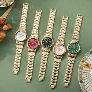 Orologio di lusso da donna in oro con quadrante rotondo e cinturino a nido d'ape