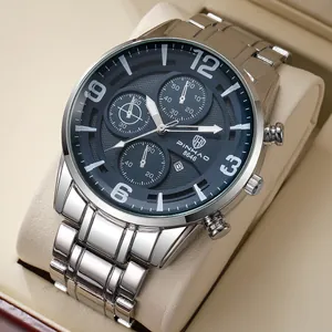 Détail macro d'une montre d'affaires en acier inoxydable avec cadran chronographe