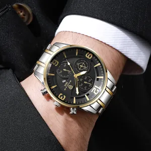 Gros plan montre homme PINHAO 8646 cadran noir et bracelet en acier bicolore argenté