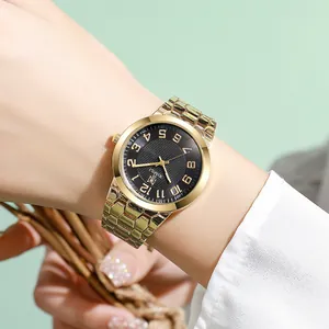 Dettaglio dell'orologio al quarzo dorato con quadrante nero e numeri arabi dorati