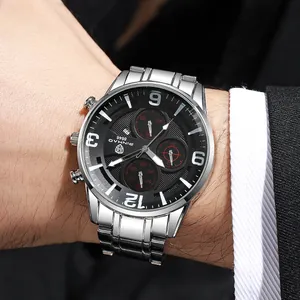 Vue macro de montre à quartz pour homme avec bracelet en acier et cadran noir chic
