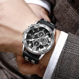 Gros plan d'un chronographe pour homme avec lunette argentée et bracelet en silicone