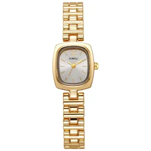 Montre élégante pour femme avec chaîne en métal doré et cadran brossé argenté