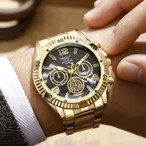 Gros plan d'une montre à quartz en acier doré avec cadran noir portée au poignet