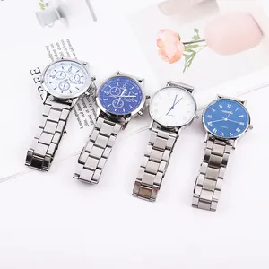 Dettaglio di orologi al quarzo in argento con quadranti blu e bianchi su carte decorative
