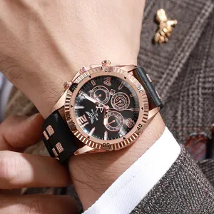 Detailopname van heren chronograaf in roségoud met zwarte siliconen band en pak