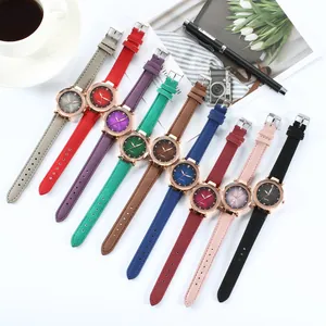 Vue à plat de montres à quartz avec bracelets cuir colorés et cadrans sertis de diamants