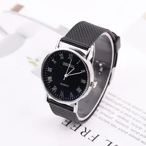 Montre à quartz Genève classique avec cadran romain noir et bracelet en silicone