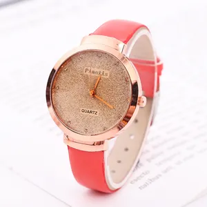 Montre quartz pour femme avec bracelet en cuir rouge et cadran étoilé rose doré, vue à 45°