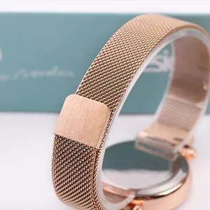 Vue détaillée du bracelet Milanais en or rose et du boîtier de montre en métal poli