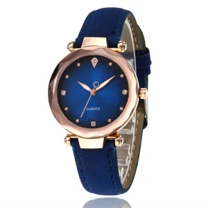 Montre quartz femme élégante avec cadran bleu et boîtier or rose sur bracelet en cuir bleu