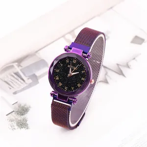 Montre à quartz femme avec cadran ciel étoilé violet, chiffres romains et bracelet aimanté