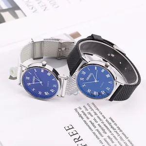 Montre à quartz minimaliste avec cadran bleu à chiffres romains et bracelet tissé