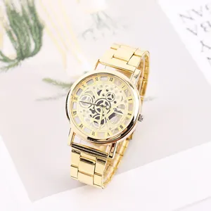 Montre squelette dorée avec cadran évidé et bracelet en acier au style mécanique