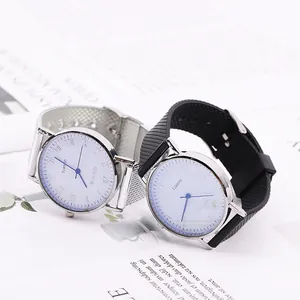 Gros plan de montres à quartz Geneva avec cadrans à chiffres romains et aiguilles bleues