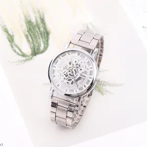 Montre homme en acier argenté avec cadran squelette, chiffres romains et bracelet métal