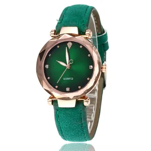 Détail d'une montre à quartz verte avec boîtier or rose et verre taillé en facettes